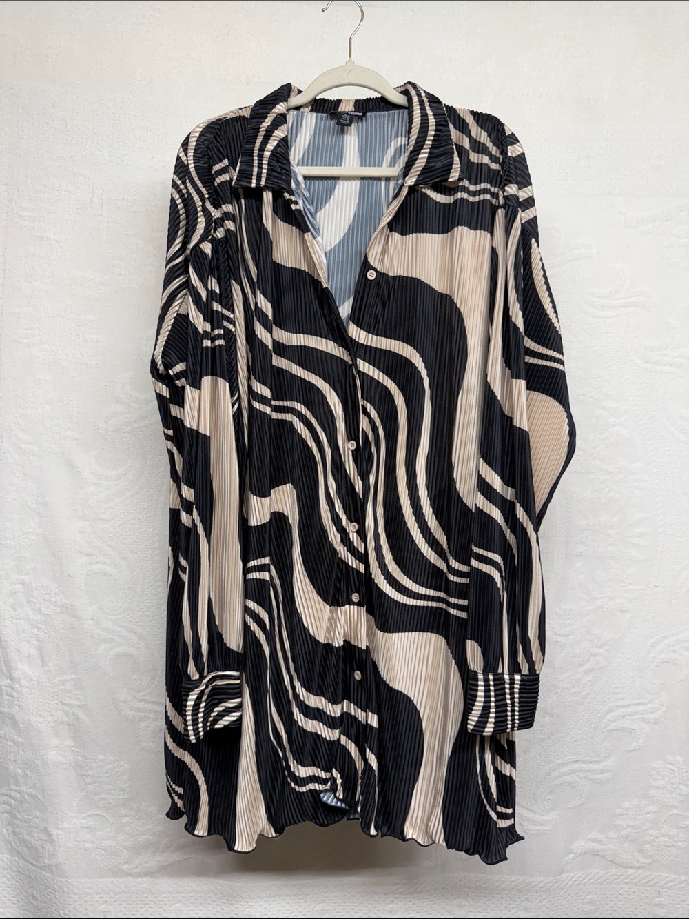 PrettyLittleThing Black and Cream Swirl Mini Dress